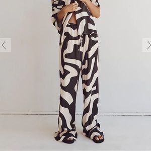 Dissh Nina Drawstring Pant Size 6 in cream & black